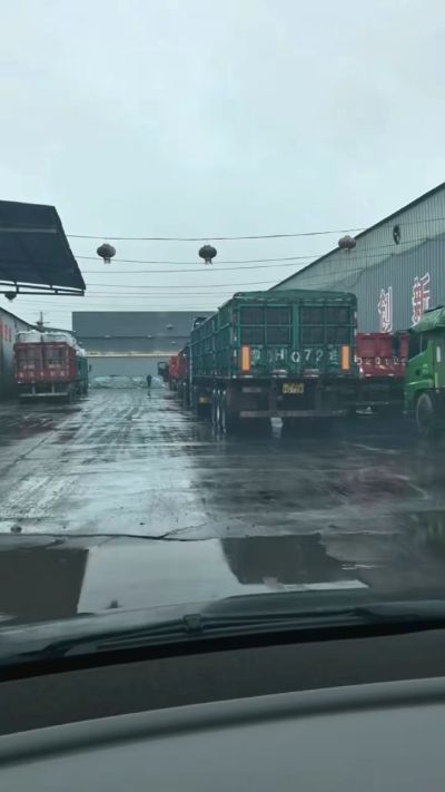 20多年有机肥厂家，下雨天也不耽误装车发货，用有机肥料选大厂家 做到了售前有服务，售后有保障。感谢每一位新老客户的支持与信任😃