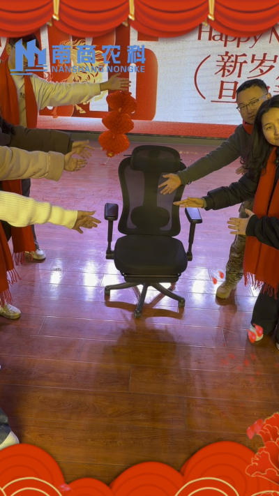 🎇 元旦快乐，温暖相伴 🎇时光匆匆，感恩 2025 年每一份支持与陪伴！从猪场到工厂，南商农科的成长，离不开每一位合作伙伴与家人的信赖！2026 年，我们将继续以贴心服务和硬核设备，陪您一路前行，养殖